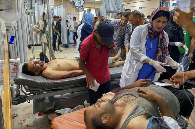 Des Palestiniens blessés à Gaza près d'un centre d'aide sont soignés à l'hôpital de Nasser de Kahn Younès le 17 juin 2025.