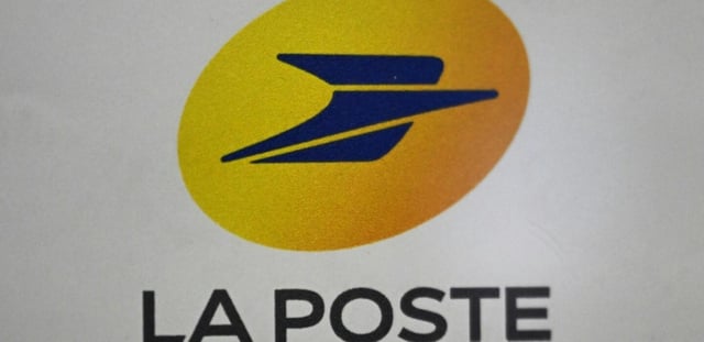 Logo de La Poste, au Thillay, le 5 décembre 2024