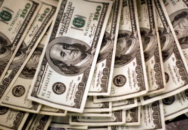 Four thousand U.S. dollars are counted out by a banker counting currency at a bank in Westminster, Colorado November 3, 2009.  REUTERS/Rick Wilking/File Photo