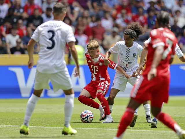 Bayern-Talent Lennart Karl im Dribbling gegen Dylan Manickum von Auckland FC.