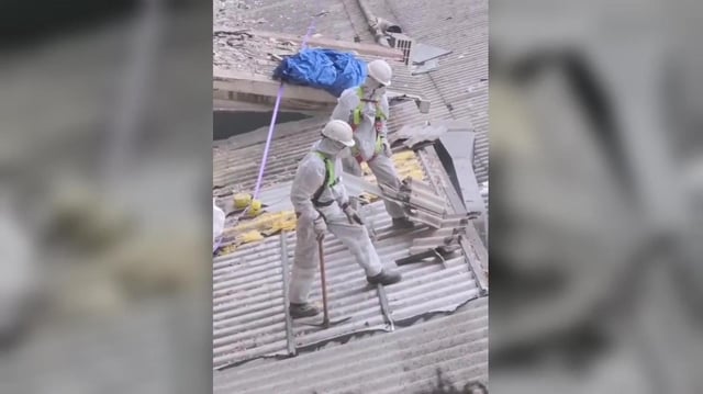 Empieza la retirada de amianto denunciada por los vecinos en Consell de Cent