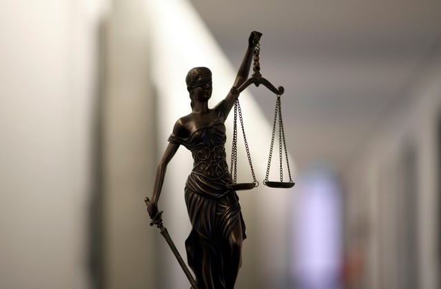 In einem Prozess um sexuellen Missbrauch von Kindern auf Grundschultoiletten hat das Landgericht im nordrhein-westfälischen Krefeld den Angeklagten freigesprochen. Er soll aber laut Gericht dauerhaft in einer Psychiatrie untergebracht werden.