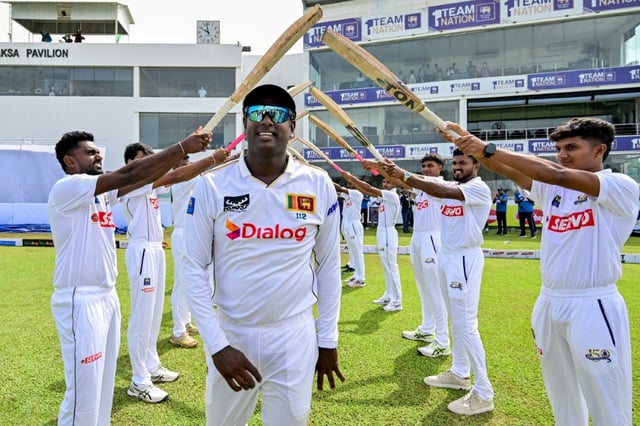 Sri Lanka's Angelo Mathews (C) was given a farewell salute at the start of first Test netween Sri Lanka and Bangladesh -- the veteran's last red ball game