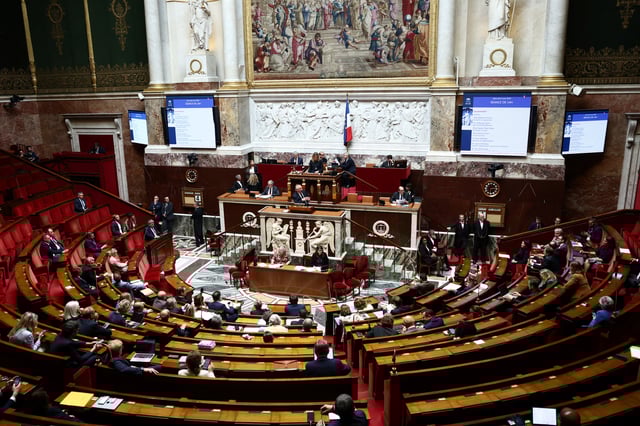 «L’encore président obtient des députés macronistes qu’ils votent ce mardi contre la loi de simplification portée par le gouvernement au seul motif qu’elle supprime les ZFE.»