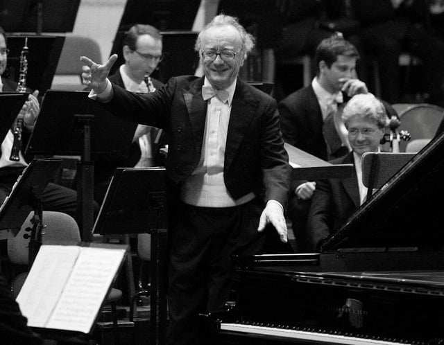 Le pianiste autrichien Alfred Brendel lors de son dernier concert public au célèbre Auditorium d'Or du Musikverein de Vienne, le 18 décembre 2008.