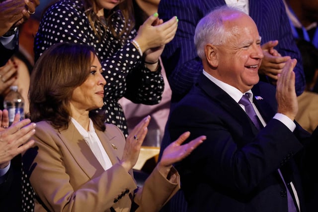 Tim Walz (r.) auf einer Veranstaltung im August 2024 mit der damaligen Präsidentschaftskandidatin Kamala Harris