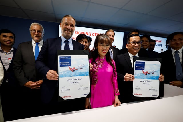 Vice President of commercial sales at Airbus SE Benoit de Saint-Exupery, Chief Executive Officer of commercial aircraft at Airbus SE Christian Scherer, Founder of Vietjet Air Nguyen Thi Phuong Thao and Dinh Viet Phuong, Chief Executive Officer of VietJet Air attend a press conference with Airbus SE at the Paris Air Show in Paris at the 55th International Paris Airshow at Le Bourget Airport near Paris, France, June 17, 2025. REUTERS/Benoit Tessier