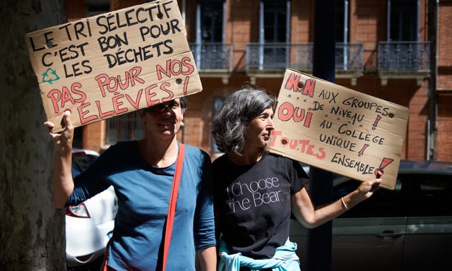 Manifestants opposés aux groupes de niveaux en 2024