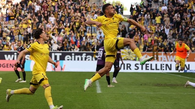 Mika Hanraths von Alemannia Aachen feiert sein Tor im Spiel gegen den VfL Osnabrück.
