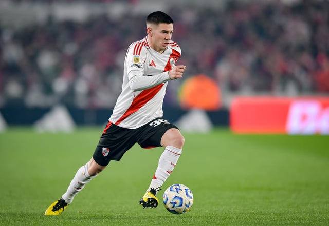 Franco Mastantuono of River Plate runs with the ball during the Torneo Apertura Betano 2025 quarterfinals match between River Plate and Platense at Estadio Mas Monumental Antonio Vespucio Liberti on May 20, 2025 in Buenos Aires, Argentina.