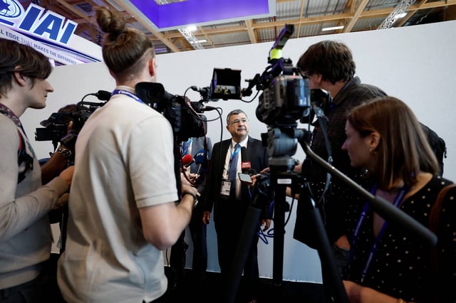 Shlomo Toaff, vice-président de Rafael Systems, s'adresse aux journalistes ce mardi 16 juin au salon du Bourget.
