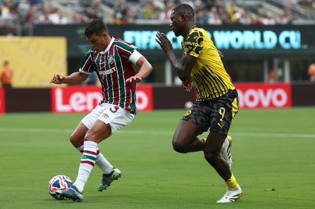 Thiago Silva (à gauche) à la lutte avec l'attaquant guinéen du Borussia Dortmund Seydou Guirassy le 17 juin 2025 (0-0) à East Rutherford. A 40 ans, le capitaine de Fluminense a muselé le co-meilleur buteur de la dernière Ligue des champions et réussi ses débuts dans le Mondial des clubs