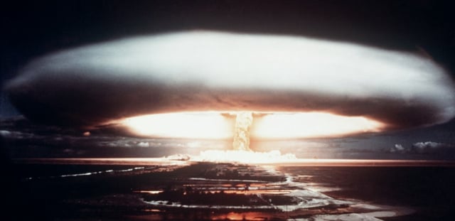 Une explosion nucléaire en 1971 sur l'atoll de Mururoa, en Polynésie française