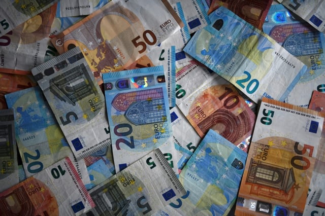 In Bayern ist der Eurojackpot im Wert von fast 40,7 Millionen Euro geknackt worden. Laut Westdeutscher Lotterie hatte der Sieger oder die Siegerin in der Gewinnklasse eins die richtigen Zahlen 10, 13, 15, 33 und 35 sowie die Eurozahlen 7 und 12.