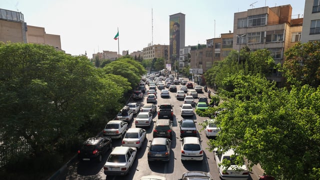 Les habitants fuyant la capitale bombardée par Israël, provoquent des embouteillages monstres, dimanche, à Téhéran.