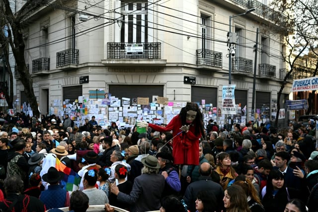 Des partisans de l'ancienne présidente argentine Cristina Fernandez de Kirchner rassemblés devant sa résidence à Buenos Aires le 17 juin 2025