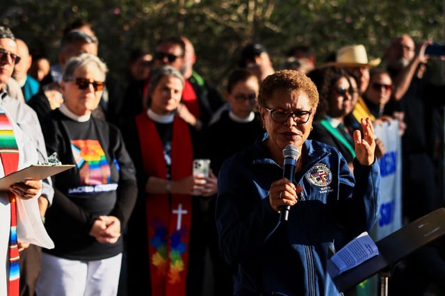 Los Angeles Mayor Karen Bass speaks at a vigil, as protests against federal immigration sweeps continue, in downtown Los Angeles, California, U.S. June 10, 2025. REUTERS/David Swanson/File Photo