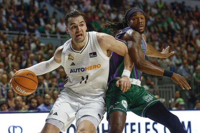 Hezonja y Perry durante el Unicaja-Real Madrid de este martes.
