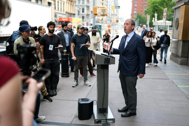 In New York ist ein Bürgermeisterkandidat der Demokratischen Partei vorübergehend festgenommen worden. Mitarbeiter der Einwanderungspolizei ICE legten dem Politiker Brad Lander am Dienstag in einem Gericht in Manhattan gewaltsam Handschellen an.