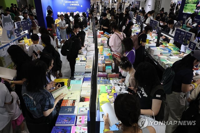 Visitors check out books at the Seoul International Book Fair in this June 30, 2024, file photo. (Yonhap)