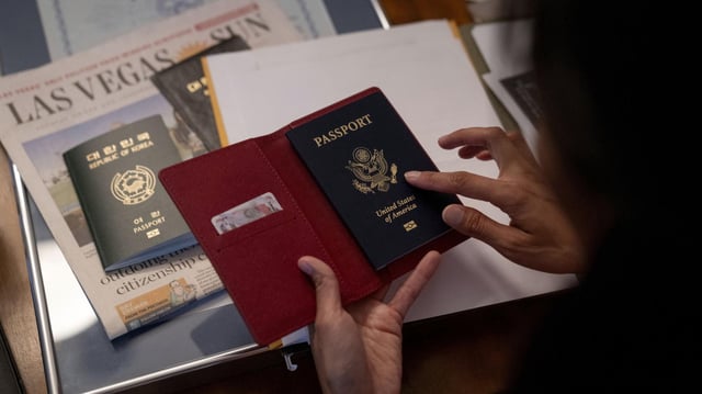 Eine Frau hält einen US-Pass in der Hand