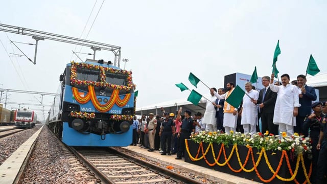 Union railway minister Ashwini Vaishnaw and Haryana chief minister Nayab Singh Saini inaugurate India’s largest automobile in-plant railway siding at the Maruti Suzuki plant in Manesar in Gurugram on Tuesday. (Parveen Kumar/HT Photo)