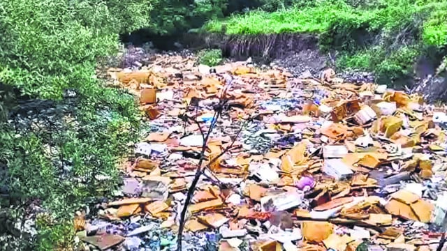 The action follows the discovery of large amounts of industrial debris, including thermocol, rubber, wrappers and parcel boxes at the T-Junction drain in Dharavi, just days after it had been cleaned. (HT)