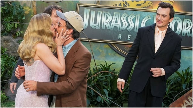 Scarlett Johansson, Jonathan Bailey's kiss lights up Jurassic World premiere