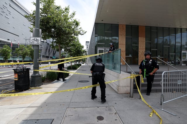 Des policiers tentent de tenir éloigné les manifestant du commissariat de police de Los Angeles le jour de la manifestation «No Kings» contre la politique du président américain Donald Trump, le 14 juin 2025.
