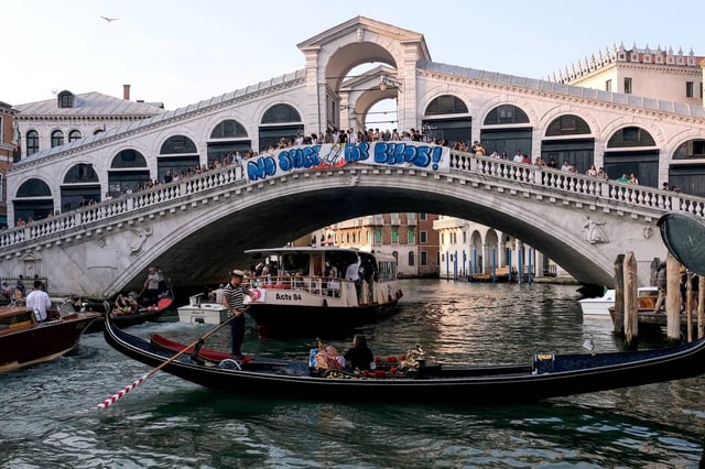 Des manifestants déploient une banderole sur laquelle on peut lire «Pas de place pour Bezos !» sur le pont du Rialto, à Venise, en Italie.