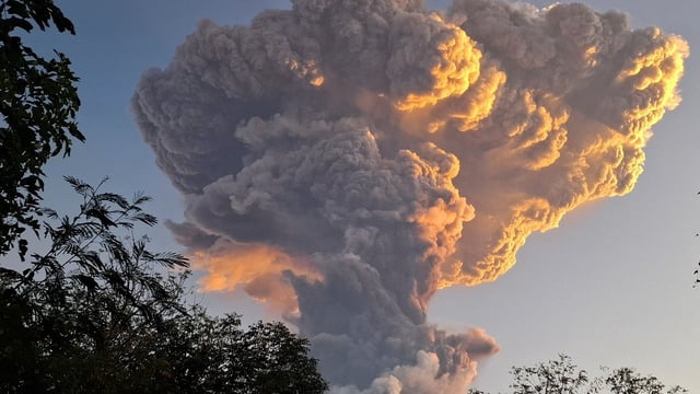 Volcanic eruption near Bali disrupts air travel, several flights make U-turn