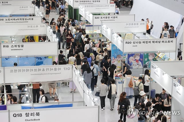 Visitors browse booths at the Seoul International Book Fair, held at the COEX exhibition hall in Seoul on June 18, 2025. (Yonhap) 