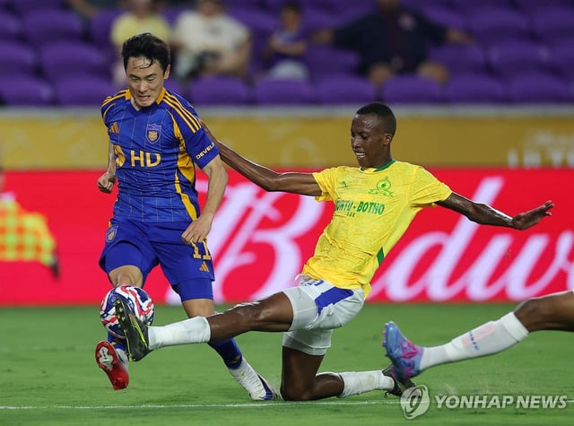 Um Won-sang of Ulsan HD FC (L) tries to move past Divine Lunga of Mamelodi Sundowns FC during their Group F match of the FIFA Club World Cup at Inter&Co Stadium in Orlando, Florida, on June 17, 2025, in this Reuters photo. (Yonhap)