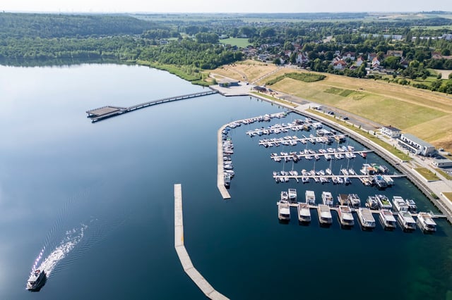 Blick auf die Marina Baunsbedra am Geiseltalsee