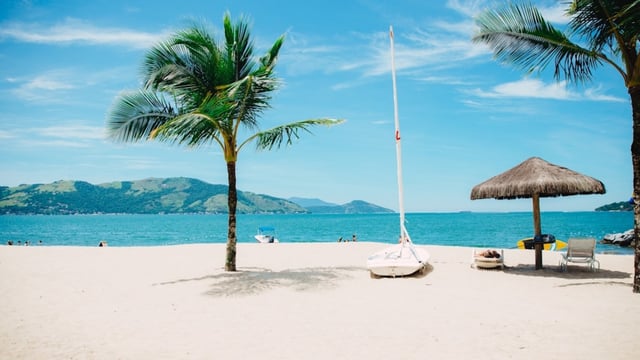 Suspended for saying no to weekend work, an employee went on vacation instead.