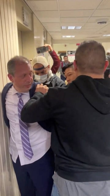 Le contrôleur des finances de la ville de New York et candidat à la mairie, Brad Lander, lors de son arrestation dans un tribunal de Manhattan, le 17 juin.