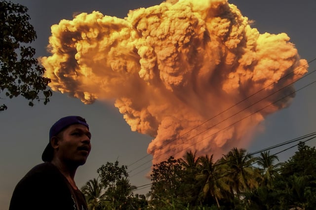 Eruption du volcan Lewotobi Laki-Laki sur l'île de Florès, en Indonésie, le 17 juin 2025