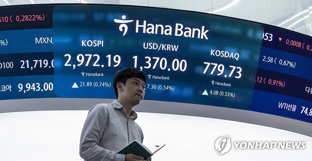 A dealing room at Hana Bank in central Seoul on June 18, 2025. (Yonhap)