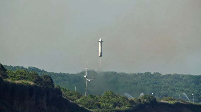 Launch and landing test of experimental reusable rocket