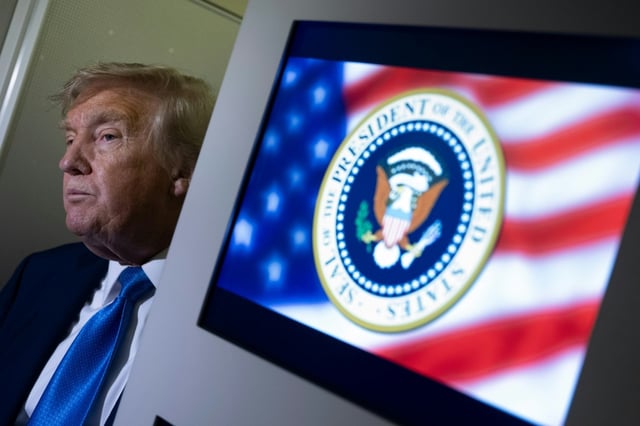 Le président américain Donald Trump s'adressant aux reporters, à bord de l'avion Air Force One le 16 juin 2025.