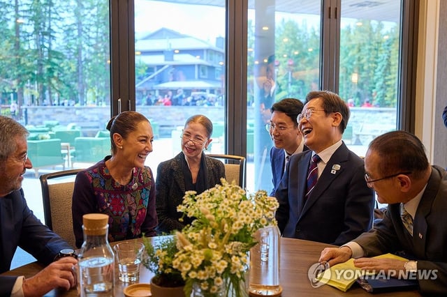 South Korean President Lee Jae-myung (2nd from R) and Mexican President Claudia Sheinbaum (2nd from L) hold talks in Calgary, Canada, on June 18, 2025, on the sidelines of the Group of Seven summit. (Pool photo) (Yonhap)