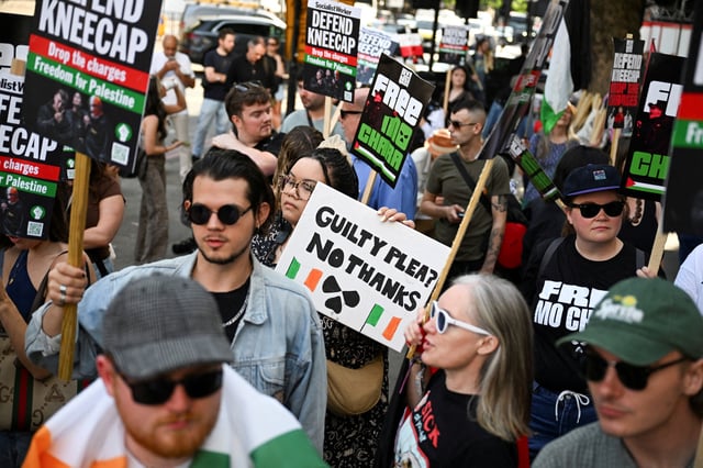 Protesters gather outside Westminster Magistrates' Court, ahead of the arrival of Kneecap member Liam O'Hanna, also known as Liam Og O hAnnaidh and performing under the name of Mo Chara, who has been charged with a terrorism offence in relation to the alleged display of a Hezbollah flag onstage in 2024, in London, Britain, June 18, 2025. REUTERS/Chris J. Ratcliffe