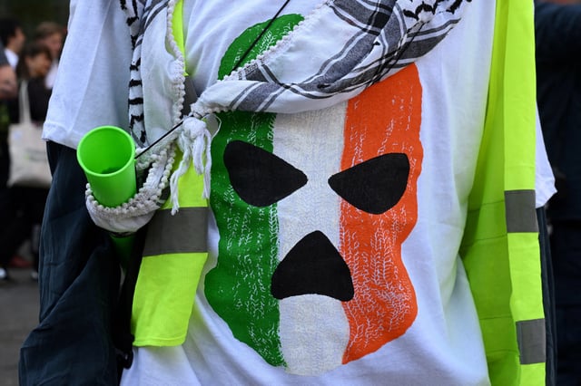 Protesters gather outside Westminster Magistrates' Court, on the day of the appearance of Kneecap member Liam O'Hanna, also known as Liam Og O hAnnaidh and performing under the name of Mo Chara, who has been charged with a terrorism offence in relation to the alleged display of a Hezbollah flag onstage in 2024, in London, Britain, June 18, 2025. REUTERS/Jaimi Joy
