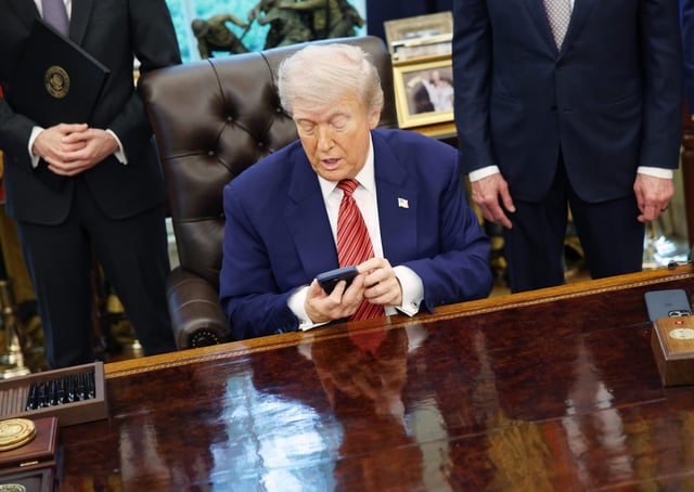 The Trump Organization announced plans to license its name to a wireless service and smartphone.