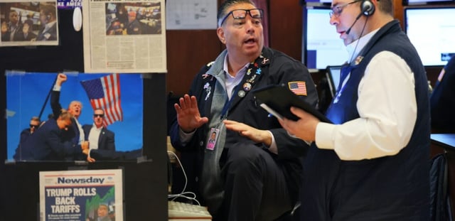 Traders sur le parquet du New York Stock Exchange le 16 juin 2025.
