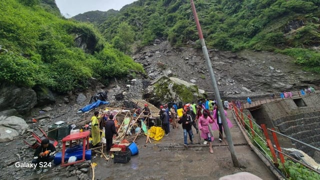 The movement of pilgrims along the Kedarnath route continues under police protection