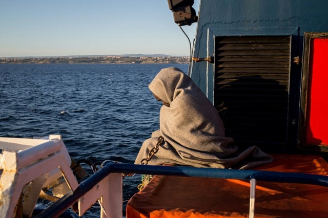 Seit 2015 haben zivile Seenotrettungsorganisationen nach eigenen Angaben mehr als 175.000 Menschen aus dem Mittelmeer gerettet. Die beteiligten Organisationen kritisierten scharf die Untätigkeit der EU-Staaten angesichts des Sterbens im Mittelmeer.