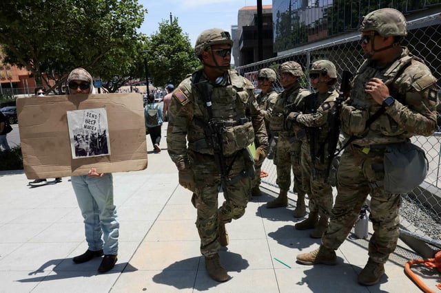 Manifestation du mouvement No Kings contre les abus de pouvoir du président Trump, en présence de la Garde nationale, à Los Angeles le 14 juin 2025.
