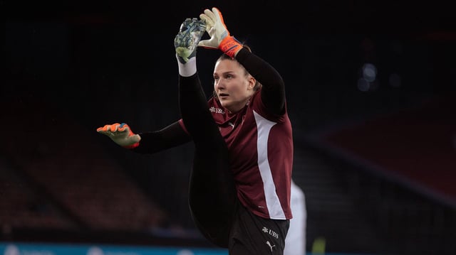 Neue Union-Spielerin Nadine Böhi macht sich auf dem Platz warm