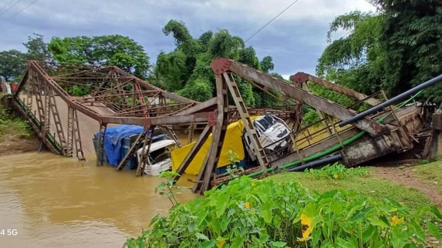 The police said that the two trucks plunged into the river as the bridge gave way around 1:30 am (Sourced/HT)